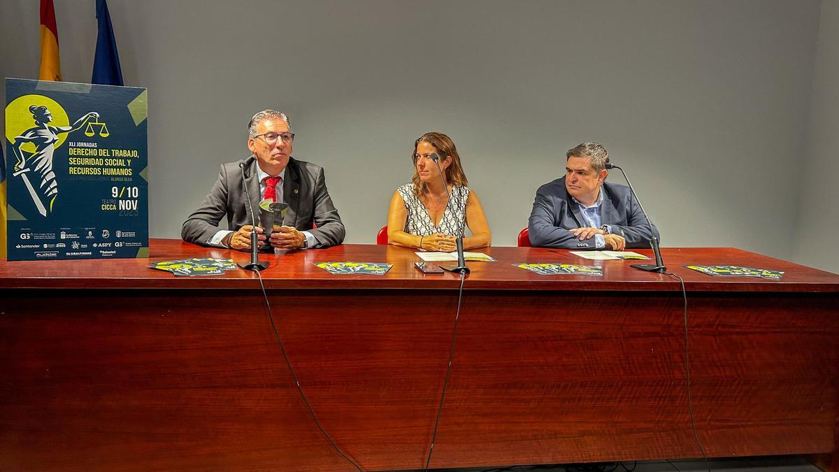 De izquierda a derecha, Fermín Ojeda Medina, Isabel León Villalobos y José Ramón Rodríguez en la presentación de las jornadas.