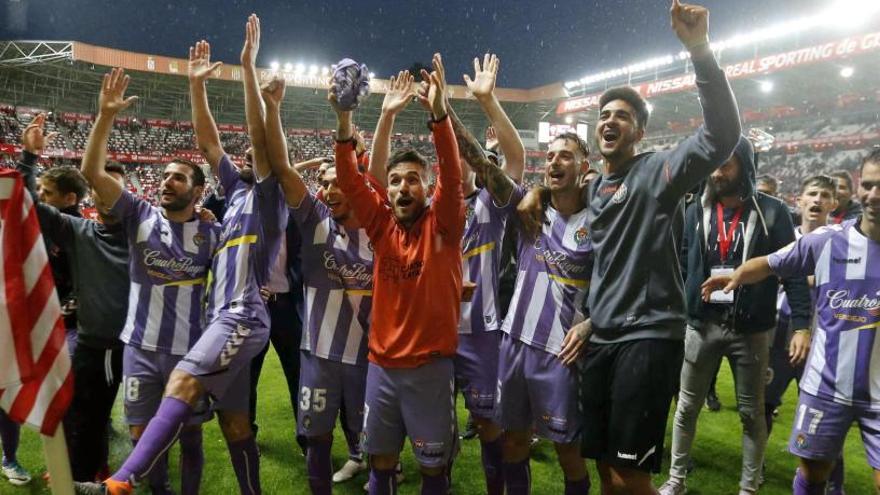 Los jugadores del Valladolid celebran su victoria.