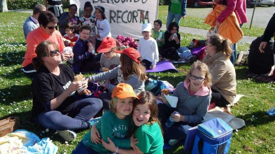 Comida campestre para exigir un bus para los alumnos sin comedor escolar