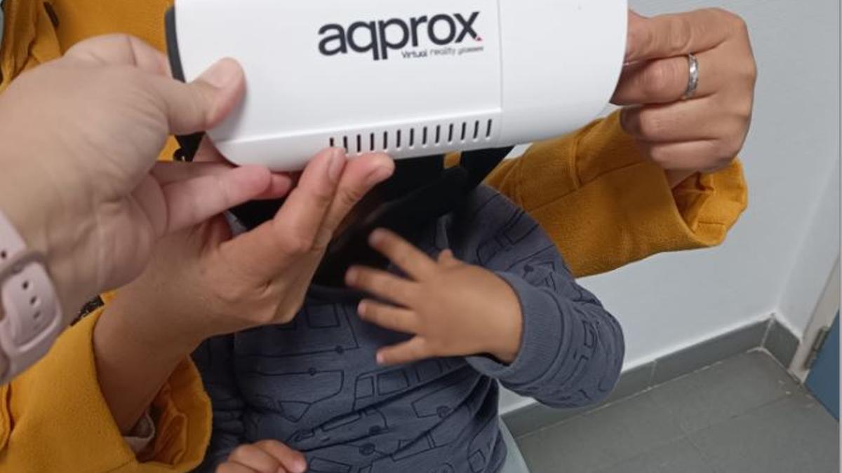 Un niño de 2 años pruebas la gafas virtuales en un centro de salud de Murcia.