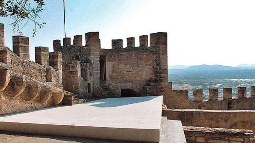 Vista del recinto amurallado de Capdepera.