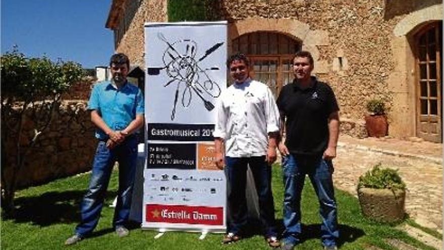 Els impulsors del Gastromusical, Isaac Gelabert, el cuiner Jordi Jacas i Francesc Viladiu, al Molí de l&#039;Escala.