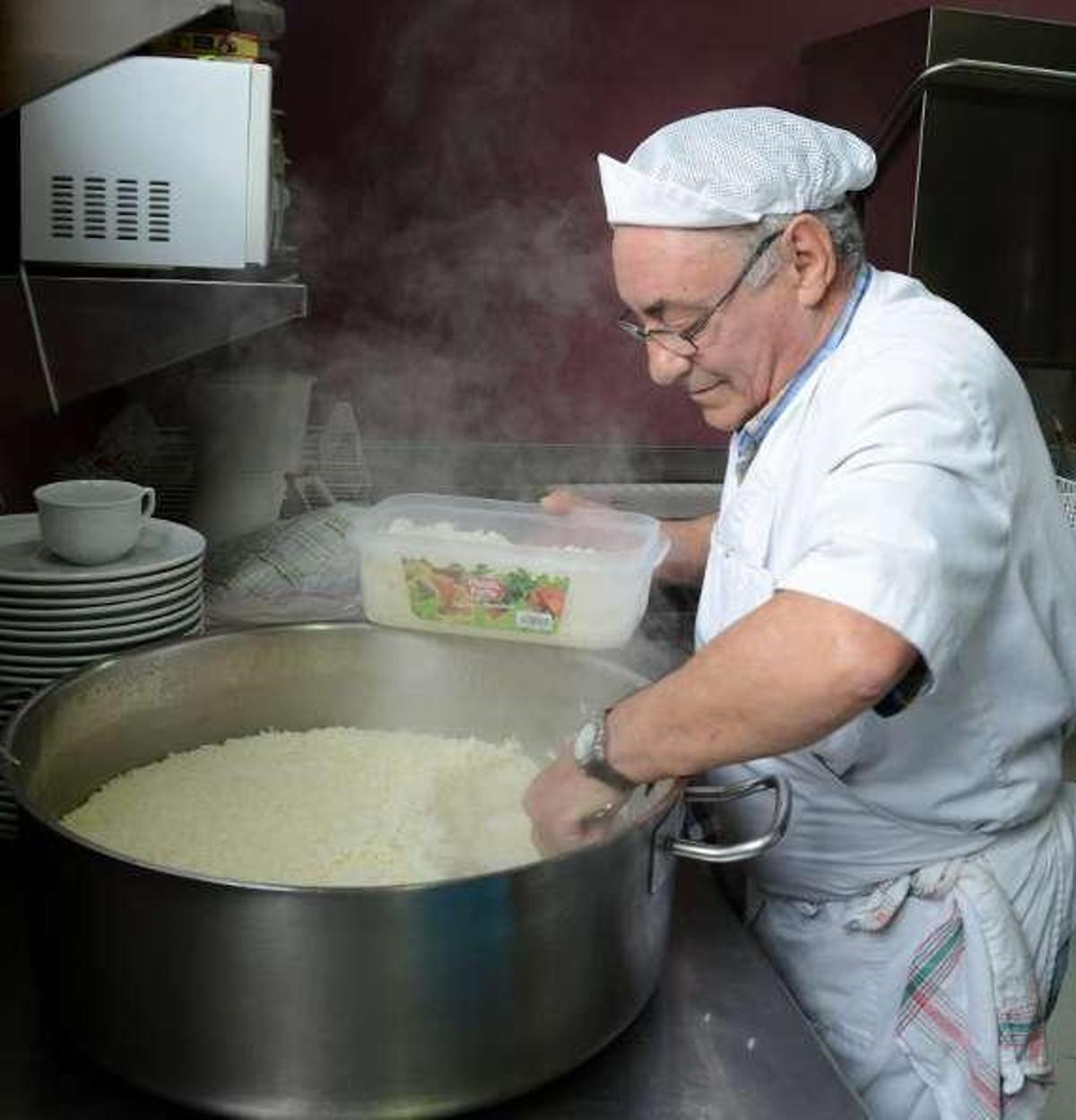 Cocina de un comedor social.  // G. Núñez