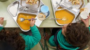 GRAFCAN9058. LA LAGUNA (TENERIFE) (ESPAÑA), 13/12/2024.-Alumnos del Centro de Educación Infantil y Primaria de Las Mercedes, en el municipio tinerfeño de La Laguna, durante el almuerzo en que se sirve un menú acorde al programa Ecocomedores que se desarrolla en Canarias de forma pionera y ofrece fruta y verdura ecológica a un total de 119 colegios de las islas es una herramienta para luchar contra la obesidad infantil en el archipiélago, donde el 45,8% de los niños de entre seis y nueve años tienen exceso de peso. EFE/Ramón de la Rocha