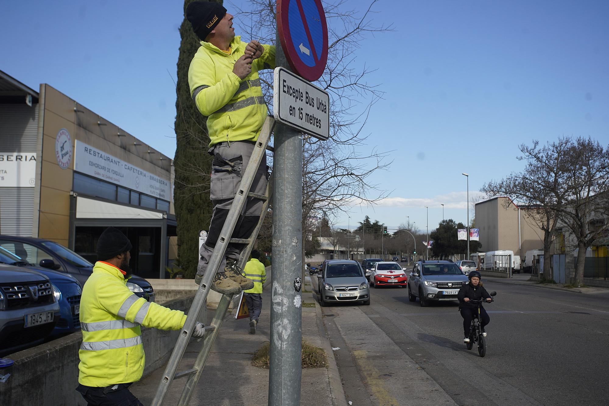 Treballs per reduir la rotonda a la plaça de Salt