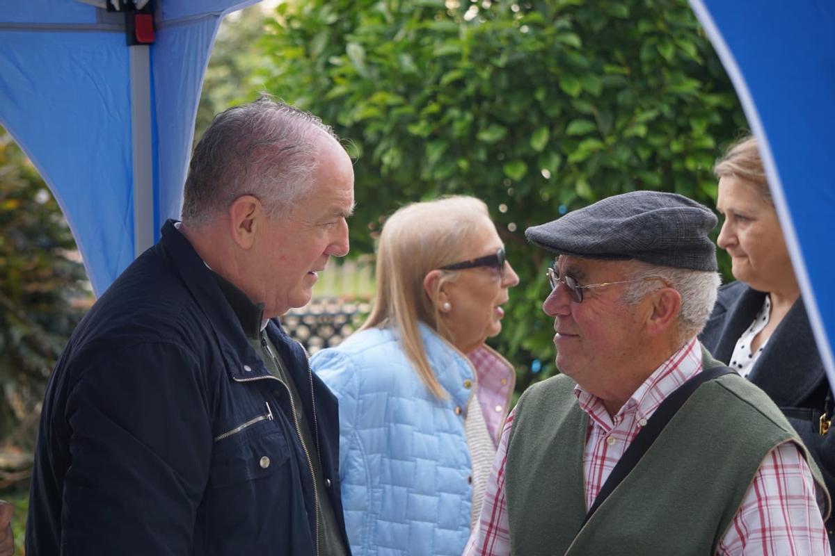 Miguel Lorenzo charla con un vecino de Os Mallos