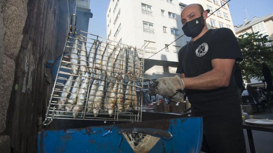 Un hostelero asa sardinas en San Andrés.   | // CASTELEIRO/ROLLER AGENCIA