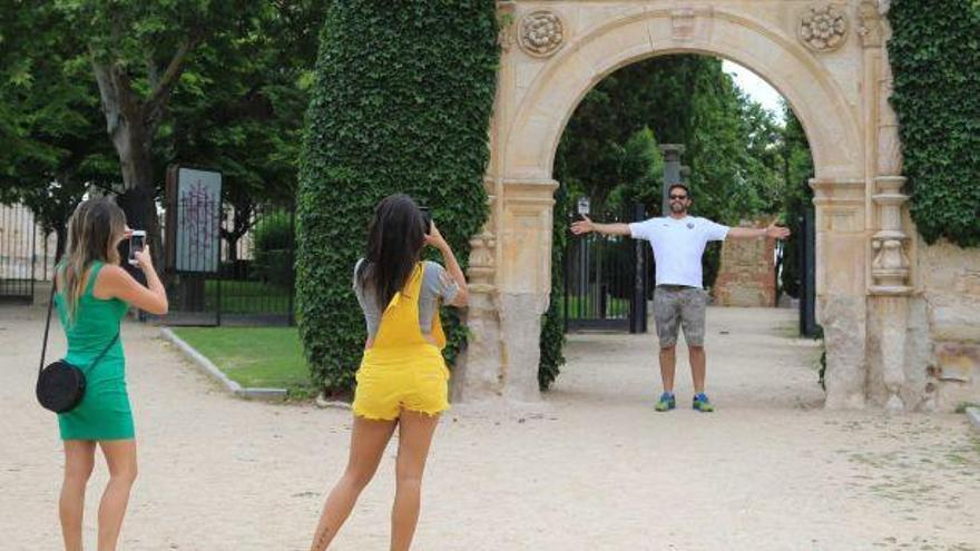 Varios turistas posan en la capital junto a la plaza de la Catedral.