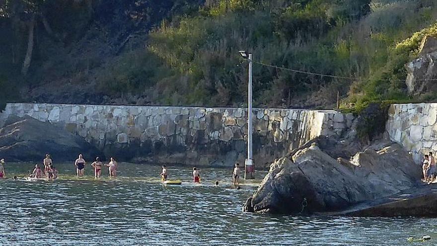 Muelle de Santa Cruz, lleno de bañistas el pasado miércoles.