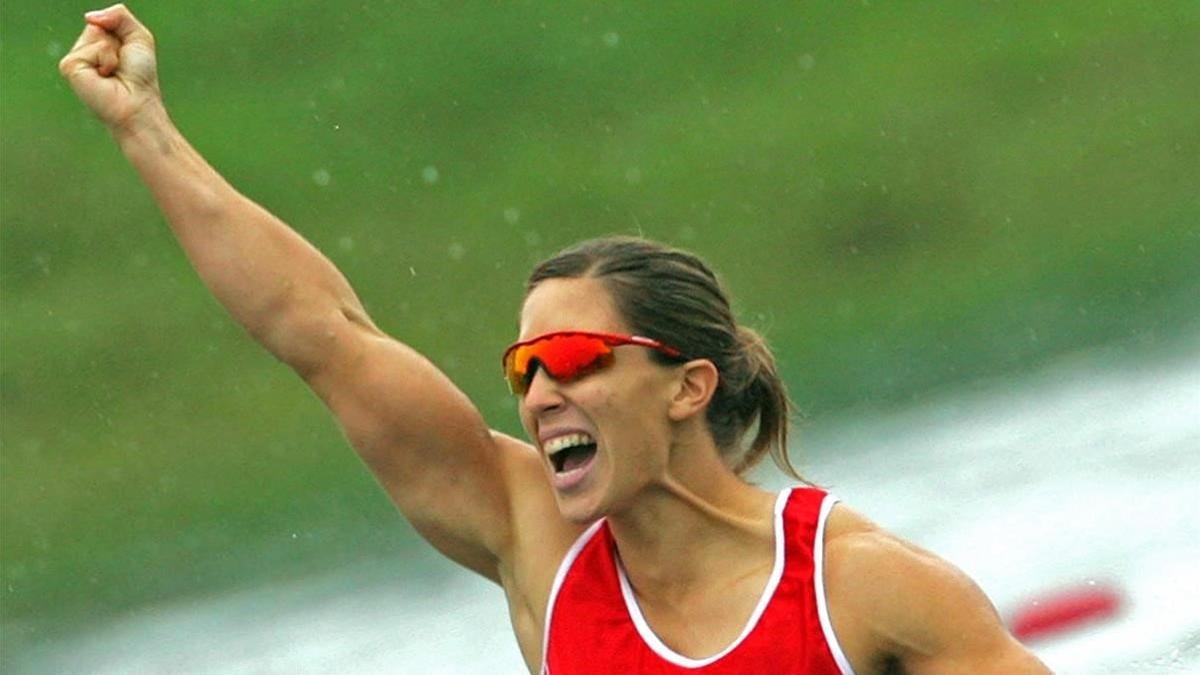 Teresa Portela celebra una de sus medallas de oro en un Mundial de K1 200m.