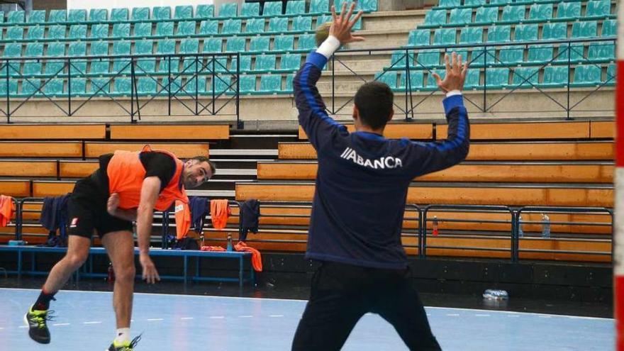 Fernando Eijo lanza a puerta en un entrenamiento de esta semana ante Yeray Lamariano. // Gonzalo Núñez