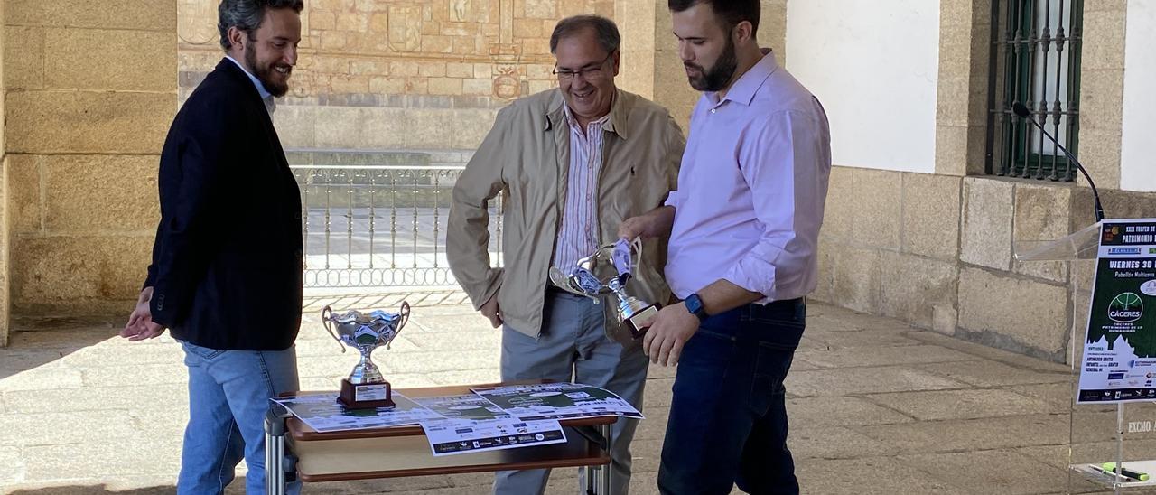 Andrés Licerán, José Manuel Sánchez y el alcalde Luis Salaya, con una de las copas del Trofeo Patrimonio de la Humanidad.