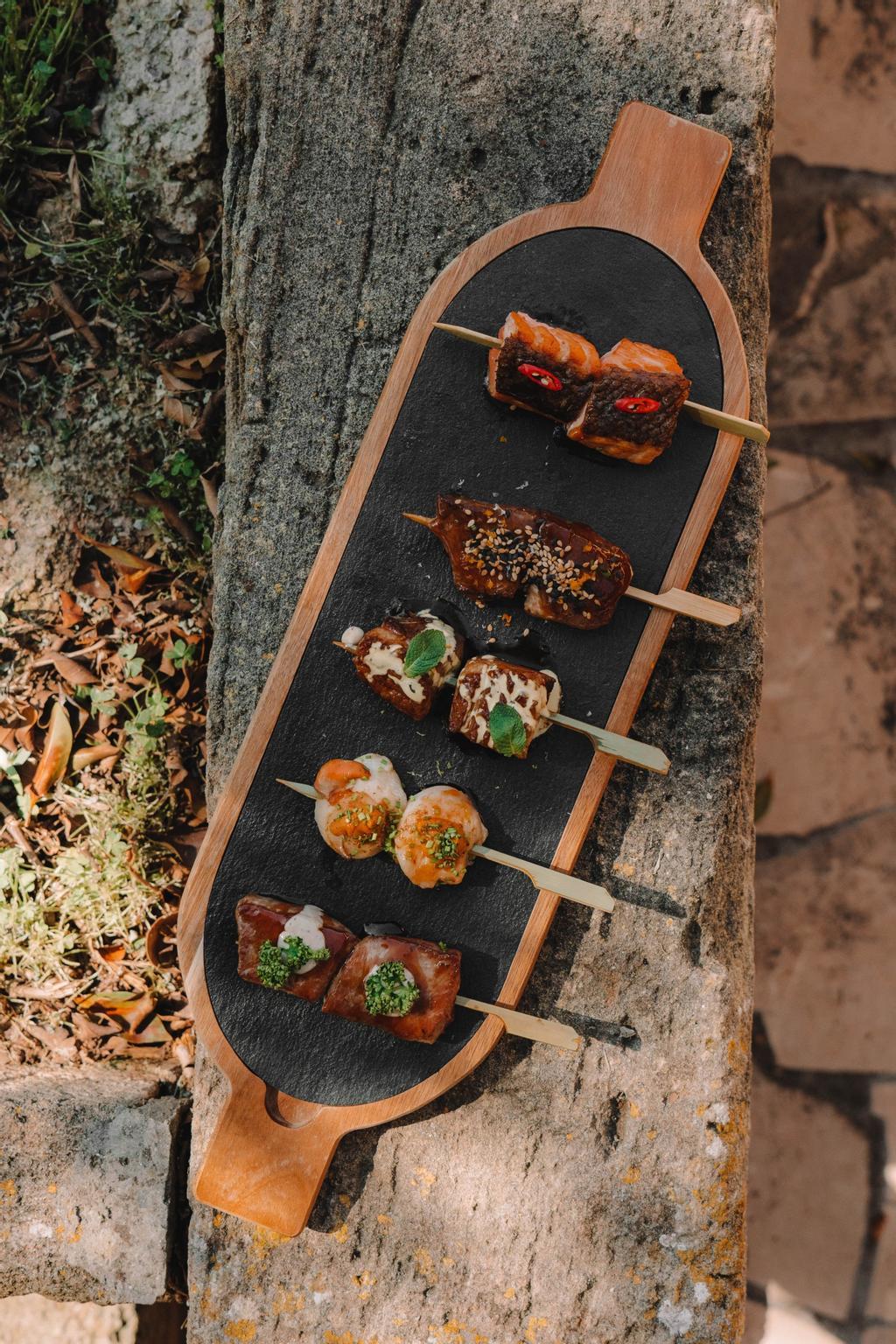 Las brochetas son perfectas para compartir, con sus aderezos exóticos y presentación minimalista.