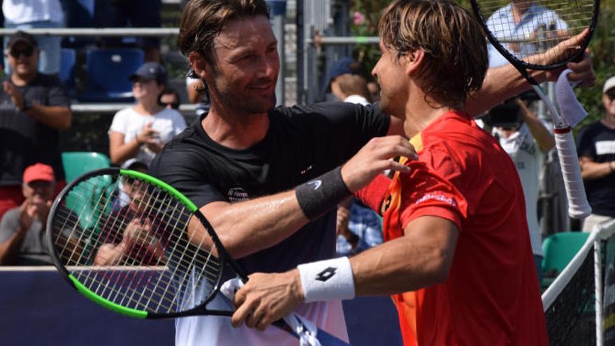 Ferrer y Ferrero se abrazan tras el partido.