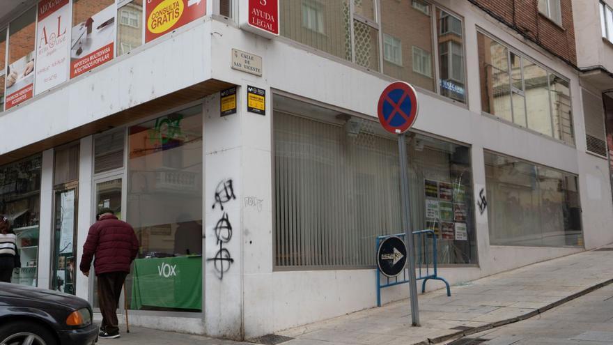 El ataque contra la sede de Vox Zamora se realizó con una valla
