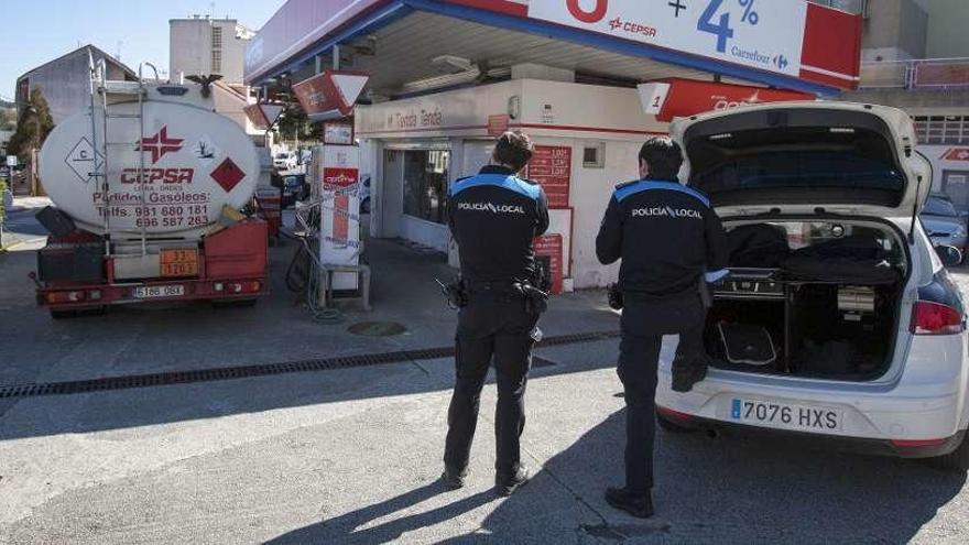 Dos agentes de la policía durante el precinto de la antigua gasolinera, en 2016.