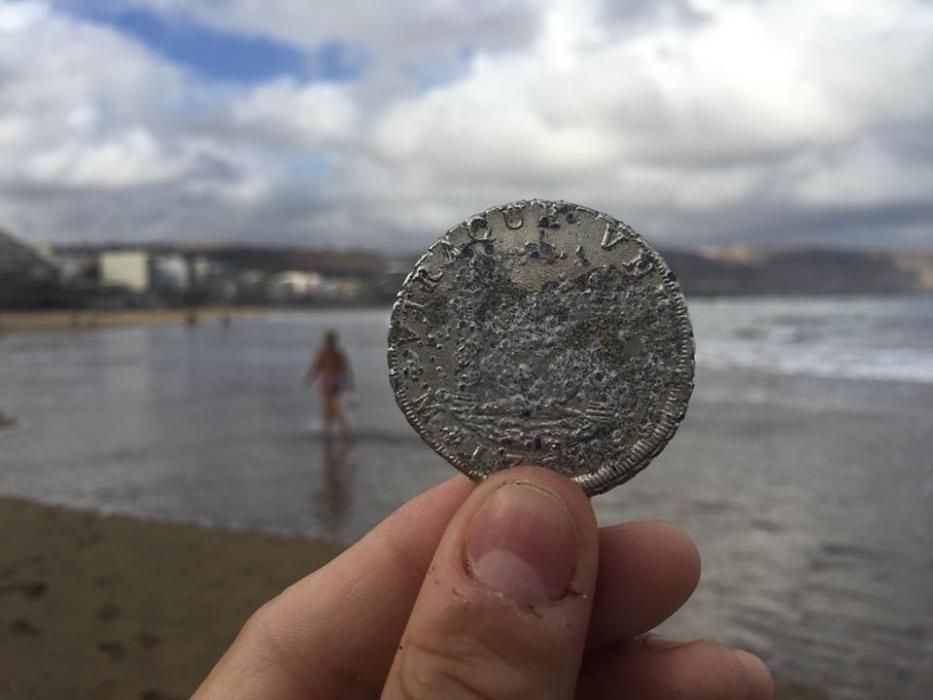 Encuentran una moneda del siglo XVIII en la playa de Las Canteras