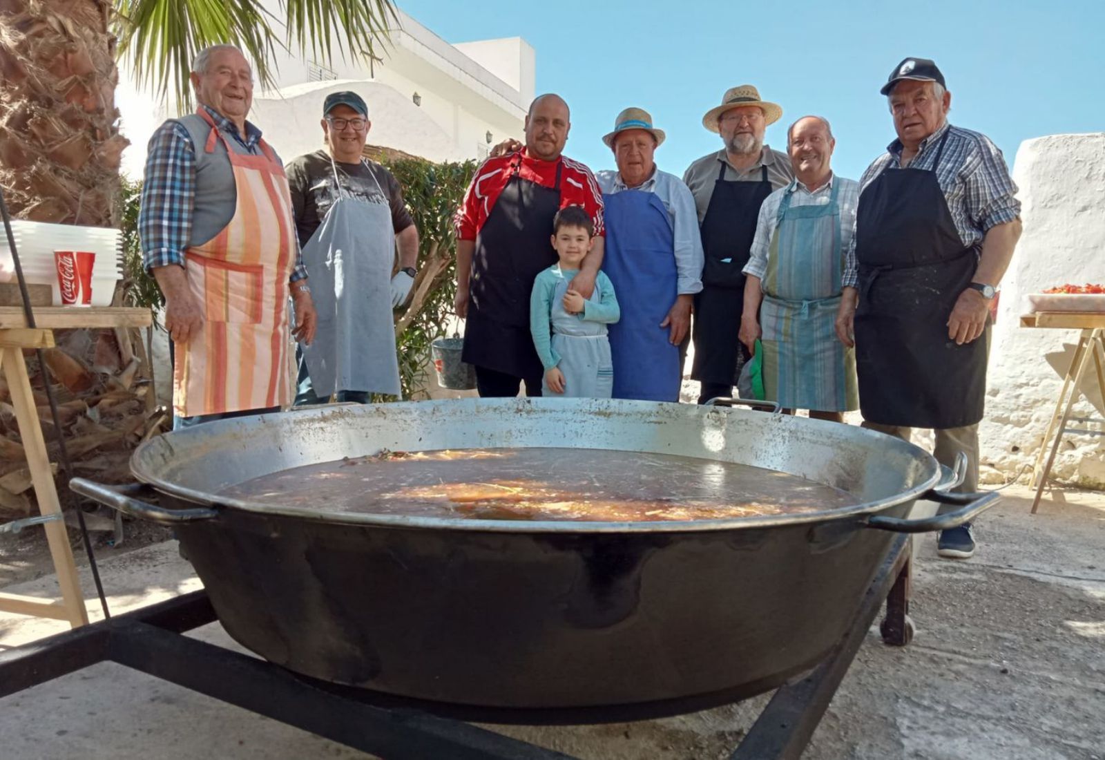 Los cocineros de la paella popular de Manos Unidas. | J.M.L.R.