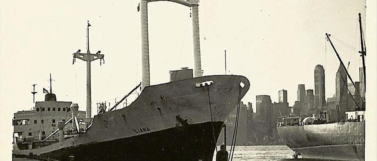 El barco &quot;Liana&quot;, atracado en un muelle neoyorquino.