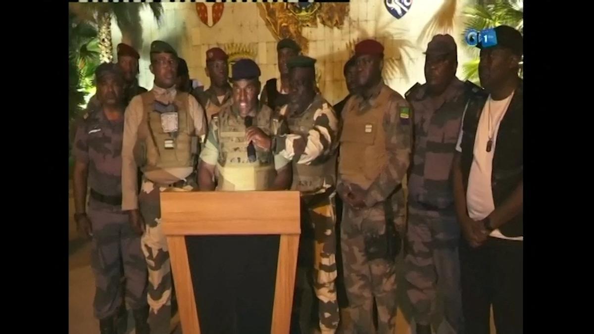 Una imagen de televisión de militares que han toado el poder en Gabón.
