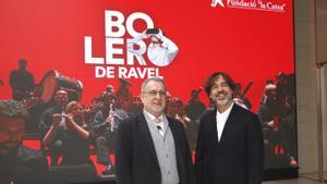 El director musical Josep Pons (izquierda) y el realizador Igor Cortadellas, frente al cartel de ’Bolero’ en CaixaForum Barcelona.