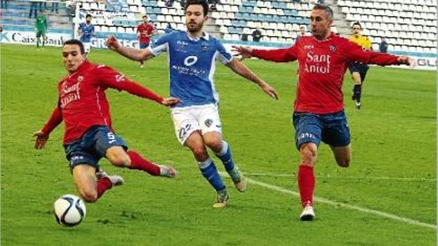 Luismi i Jose defensen una acció d&#039;un atacant del Lleida Esportiu.