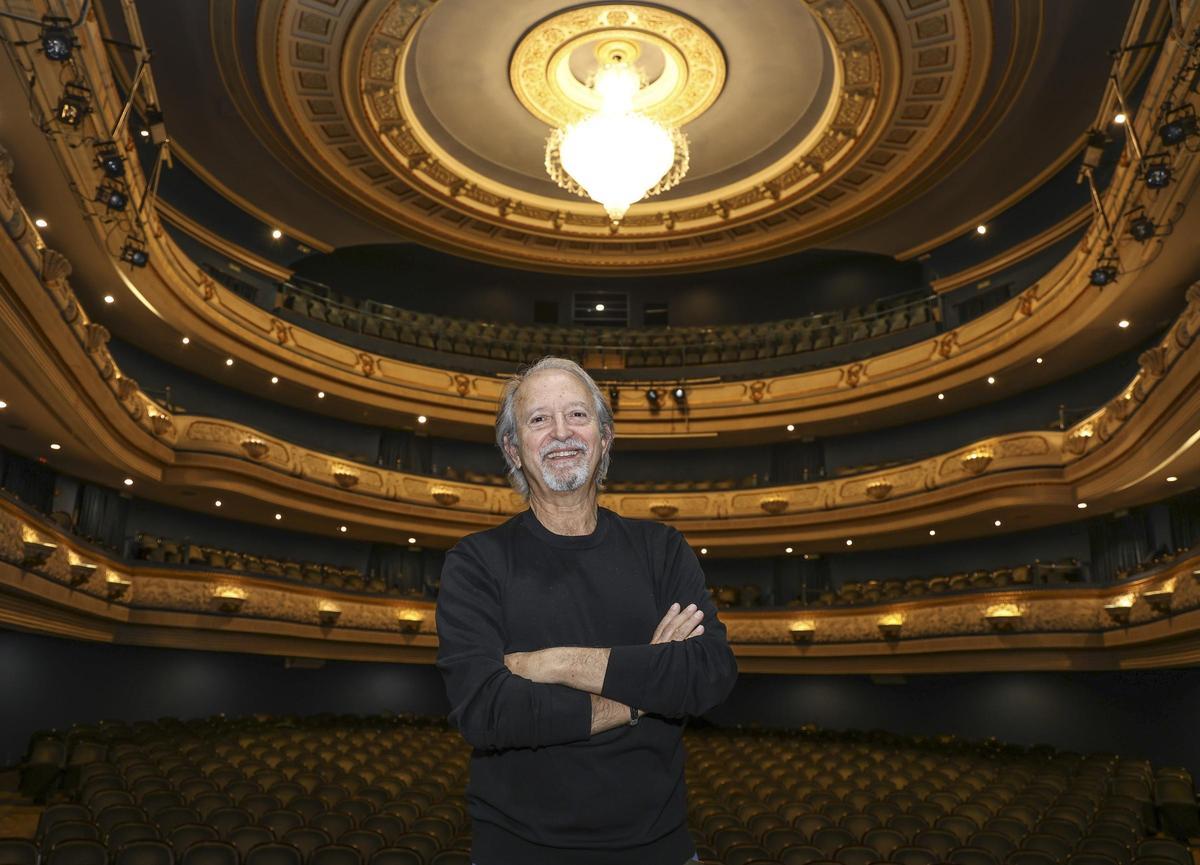 Juan Luis Mira, en el Teatro Principal de Alicante, donde se estrenará su obra Plüvia