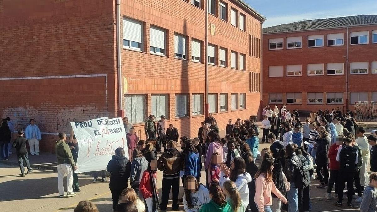 Un moment de la protesta a l'hora del pati al Pius Font i Quer