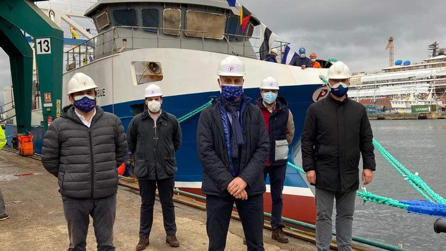 Parte del equipo directivo de Nueva Pescanova, en la botadura del Ponta Timbue.