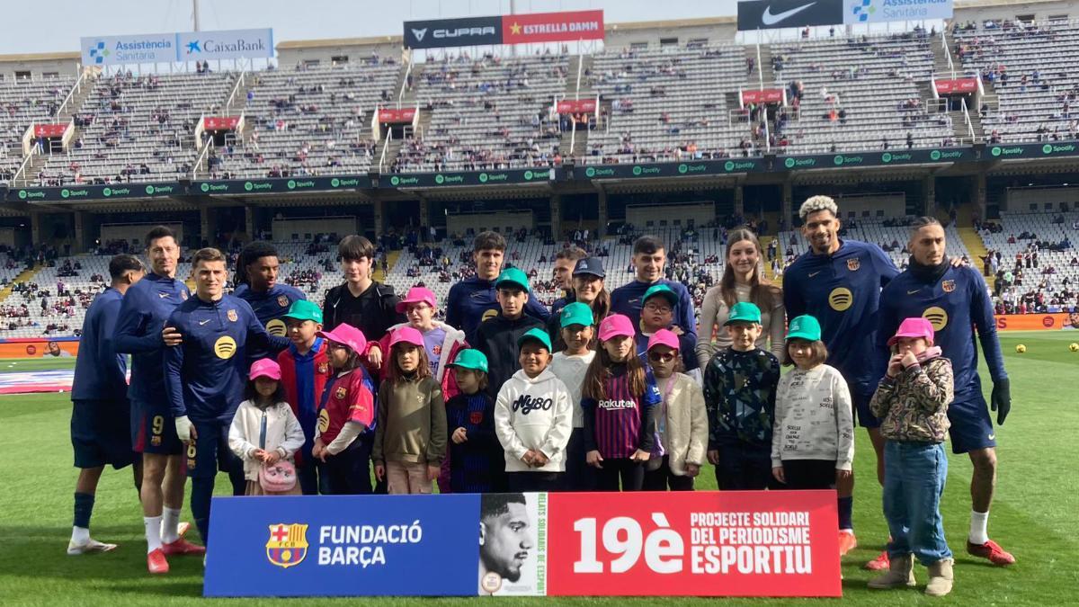 Los jugadores del Barça junto a varios niños paciemtes de la Fundació d'Oncologia Enriqueta Vilavecchia