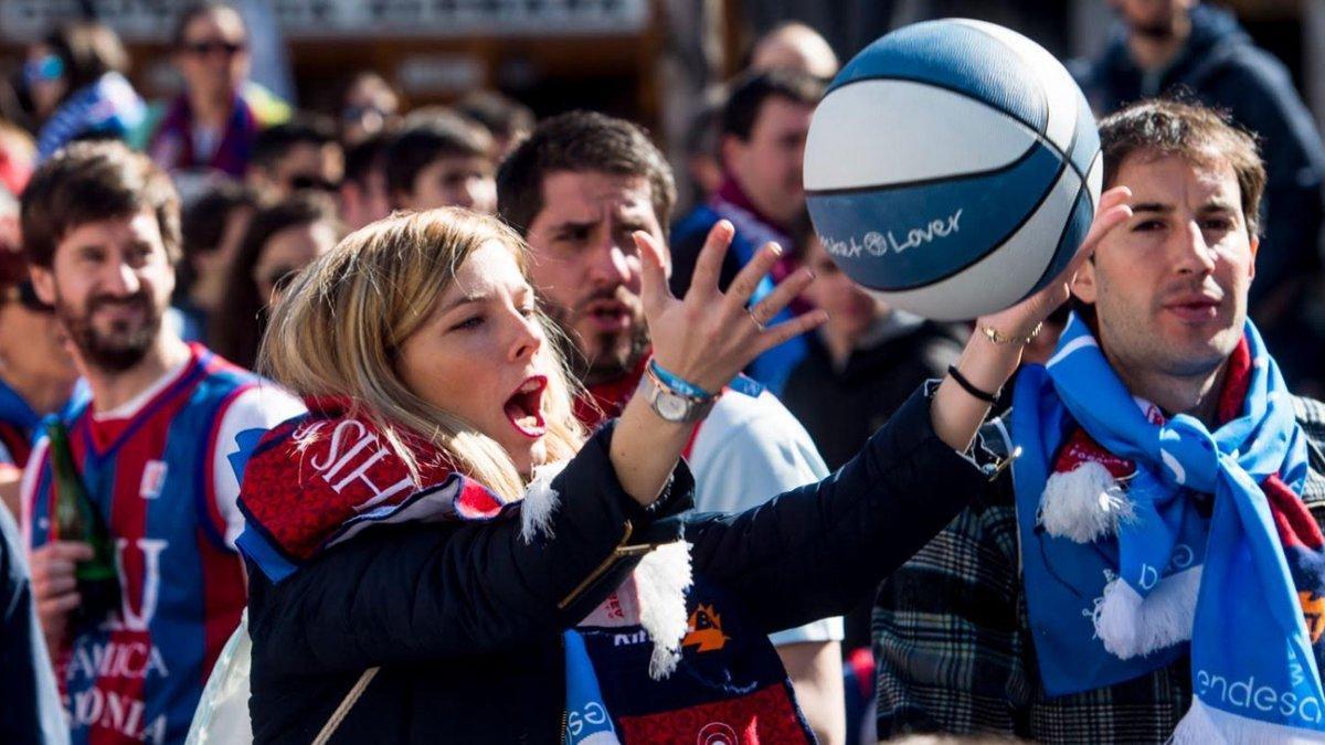 El encuentro de aficiones Basket Lover inunda la Plaza Santa Ana