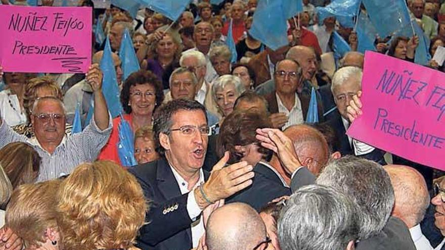 Feijóo rodeado de los asistentes a su discurso en el Centro Gallego de Buenos Aires.  // Faro