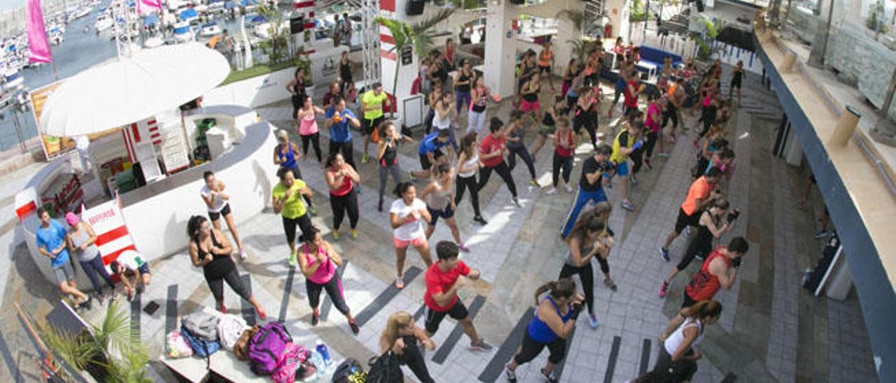 Practicando zumba en el Sotavento, al mediodía de ayer