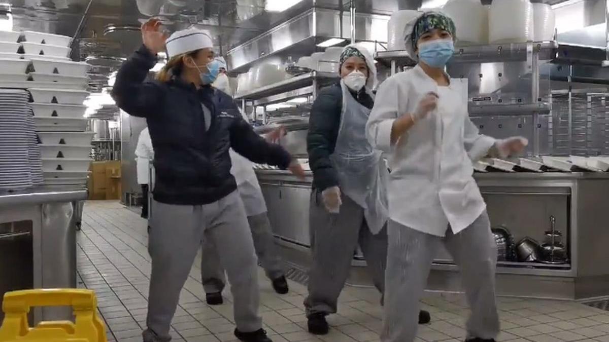 Cocineros del 'Diamond Princess' celebran el final de la cuarentena.