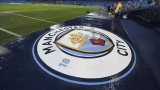 Sanción ejemplar del Manchester City a dos menores por sus cánticos contra Sir Bobby Charlton