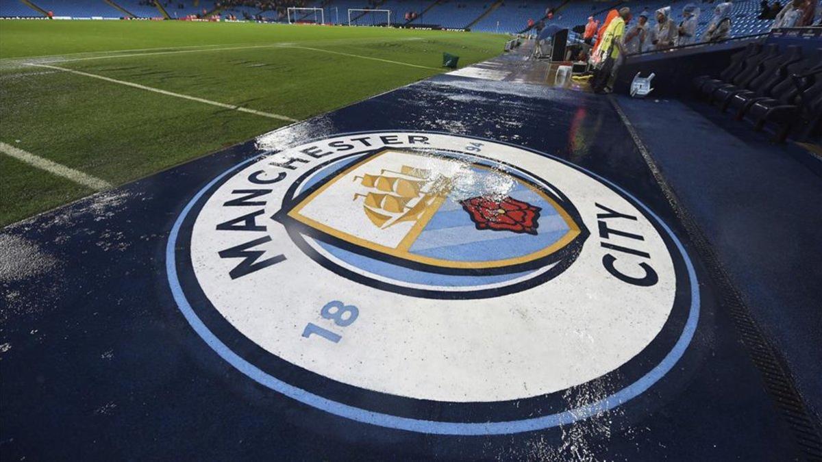 El escudo del Manchester City en el Etihad Stadium