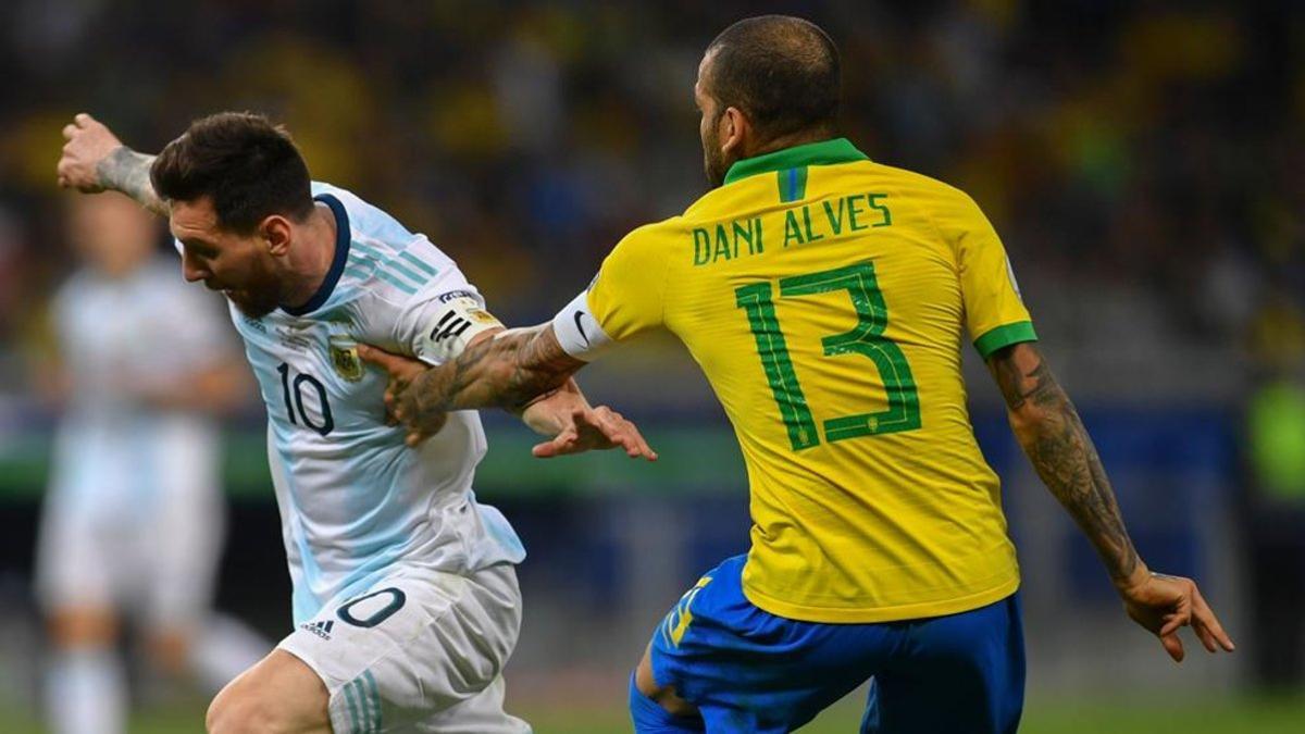 Leo Messi y Dani Alves, en las semifinales de la Copa América