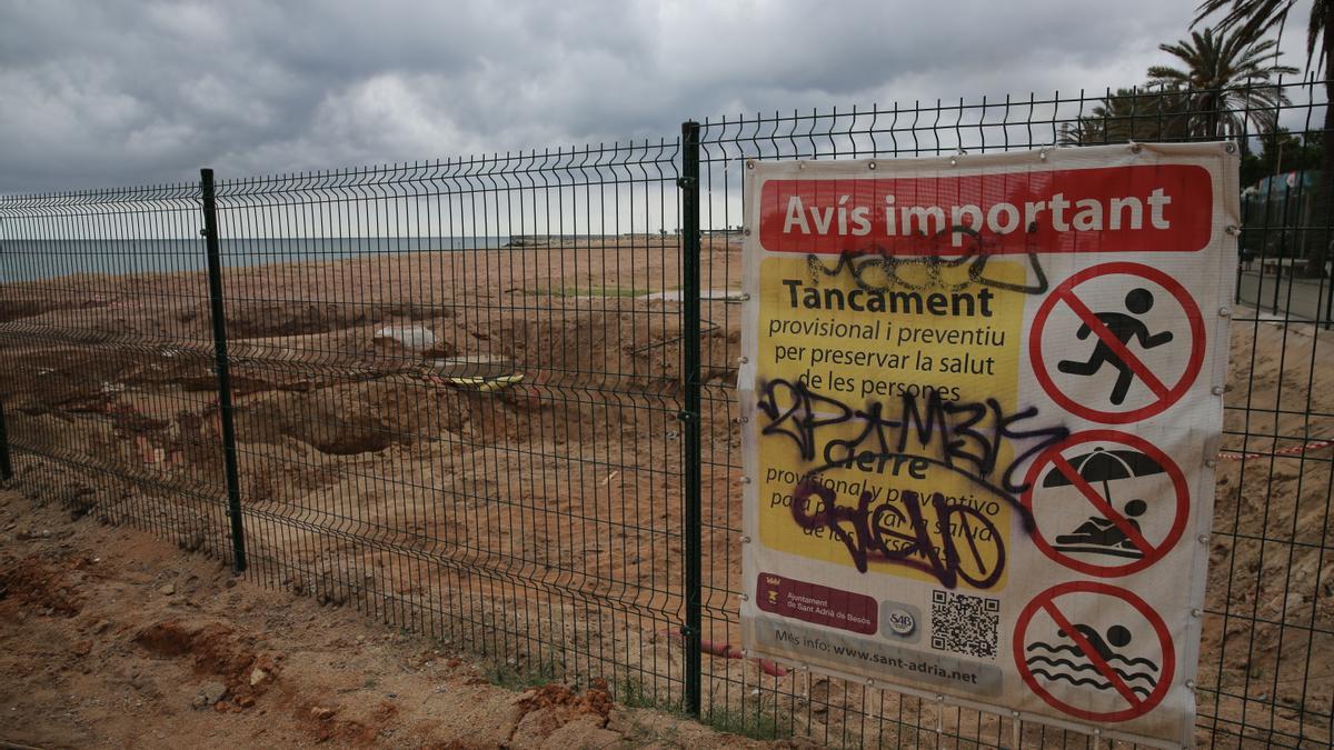 Arena removida por las obras de descontaminación dentro de la playa cerrada en Sant Adrià de Besòs.