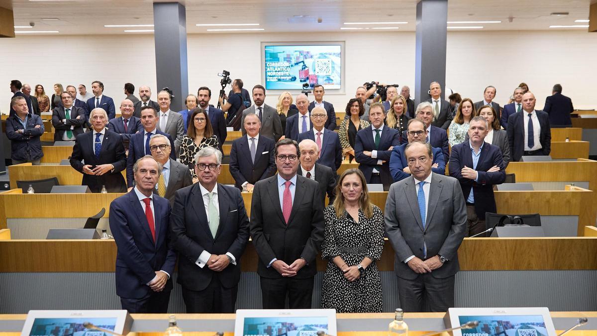 En el centro, el presidente de la CEOE, Antonio Garamendi, rodeado por los presidentes de las patrones de Galicia, Asturias y León, entre otros, hoy en Madrid.