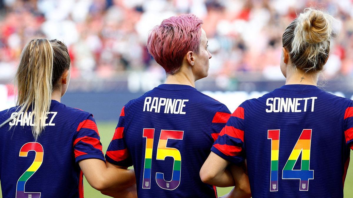 Megan Rapinoe y sus compañeras de la selección femenina de fútbol de EEUU posan con dorsales arcoíris en reivindicación del orgullo LGTBI.