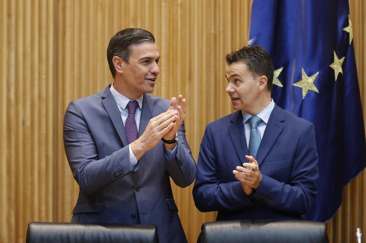 El presidente del Gobierno, Pedro Sánchez, junto al portavoz socialista en el Congreso, Héctor Gómez.