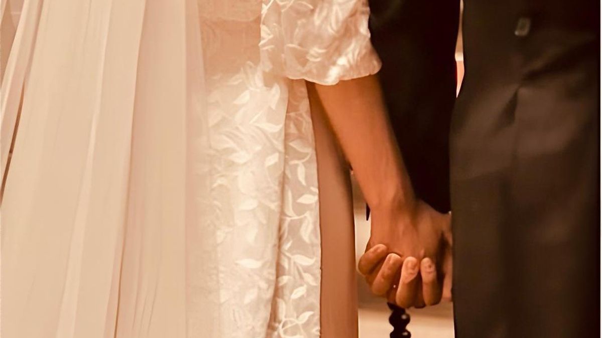 Un momento durante la boda.
