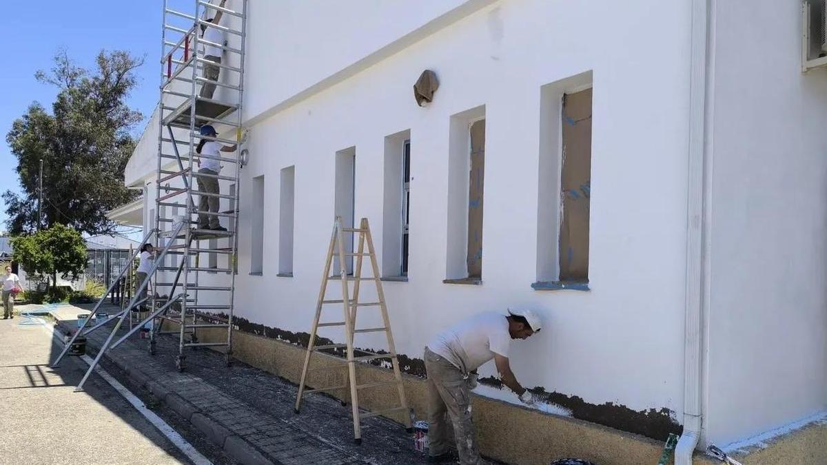 Alumnos realizan labores de pintura de un edificio, en una programa anterior.