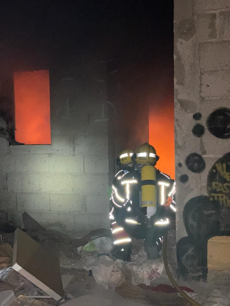 Los bomberos tratan de apagar las llamas en una vivienda de ocupas en Costa Teguise.