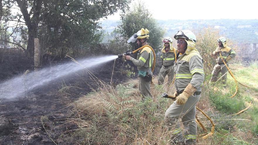 Brigadistas trabajando en la extinción