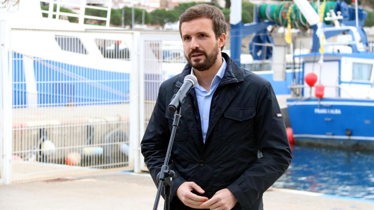 Pablo Casado durant la visita al port de Roses, aquest divendres.