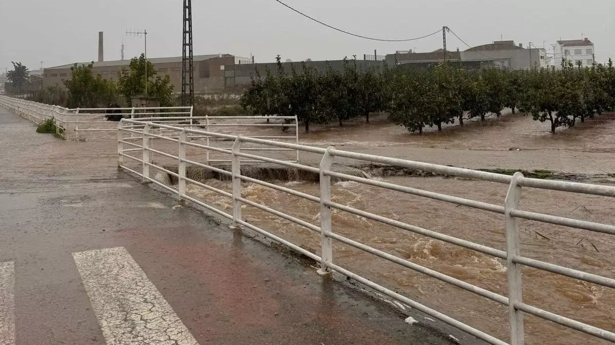 La tromba de agua desborda barrancos, inunda calles y corta caminos en Alginet
