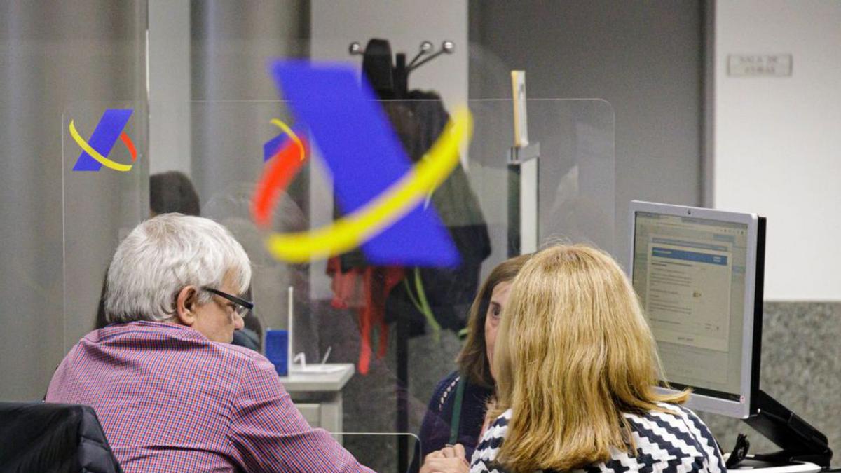 Dos contribuents fan la declaració de la renda a Madrid. | CARLOS LUJÁN / EUROPA PRESS