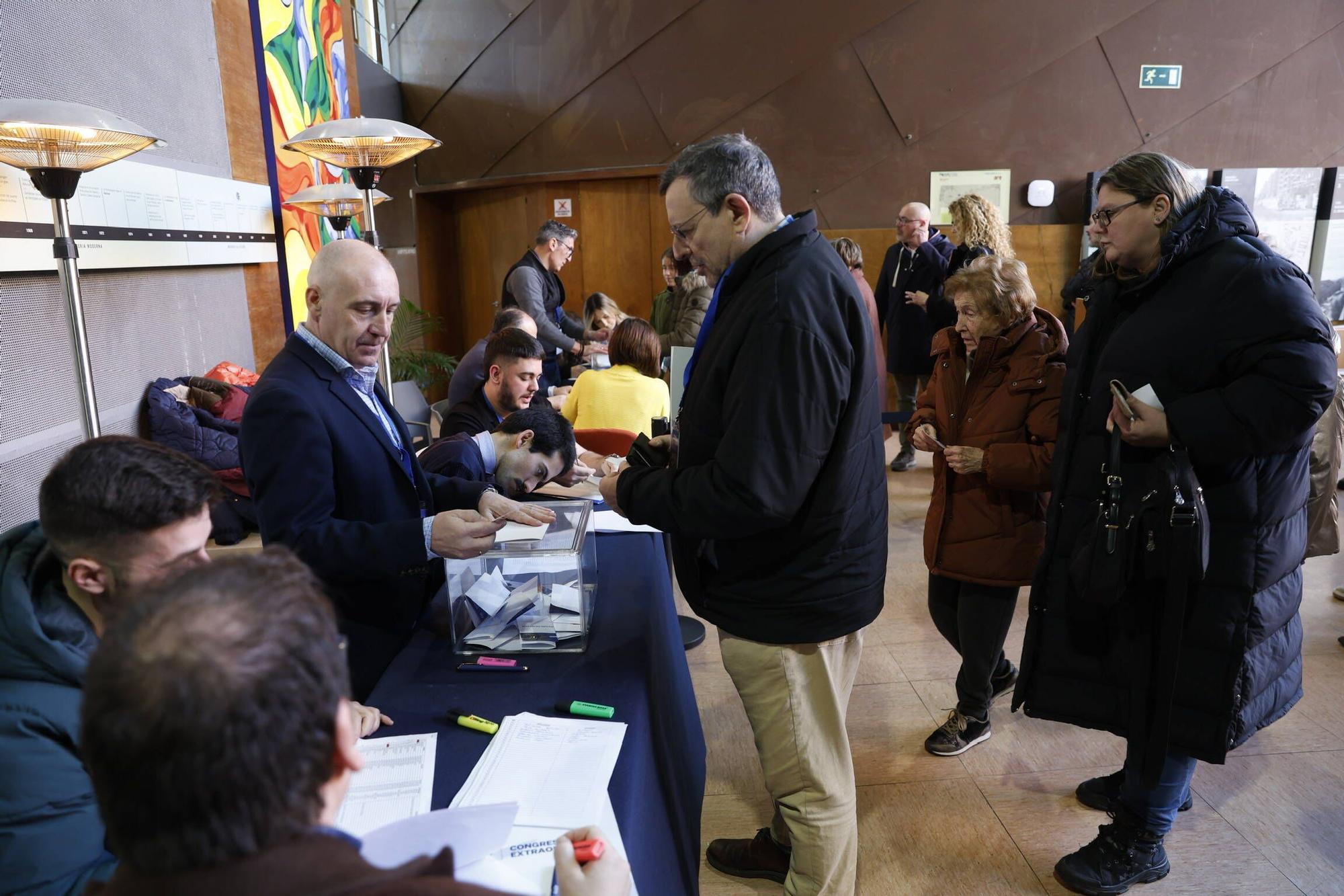 La votación en el congreso del PP de Gijón, en imágenes