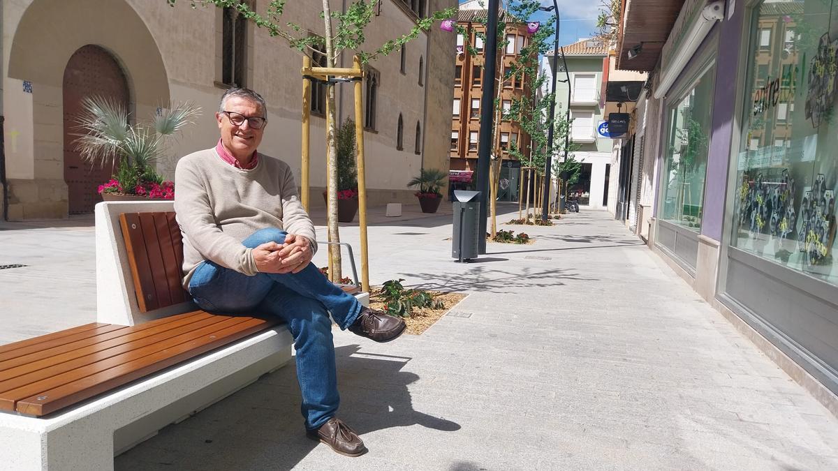 Juan Miguel Lloret, este Jueves Santo, sentado en la calle dels Jesuïtes, muy cerca de su Oficina del Defensor de la Ciutadania.